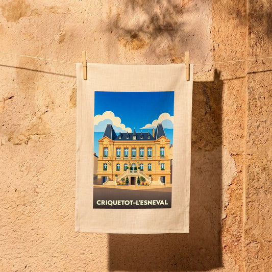 Torchon souvenir de la ville de Criquetot-l'Esneval avec une illustration stylisée de sa mairie.