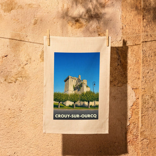 Torchon souvenir de la ville de Crouy-sur-Ourcq avec une illustration stylisée de son château.