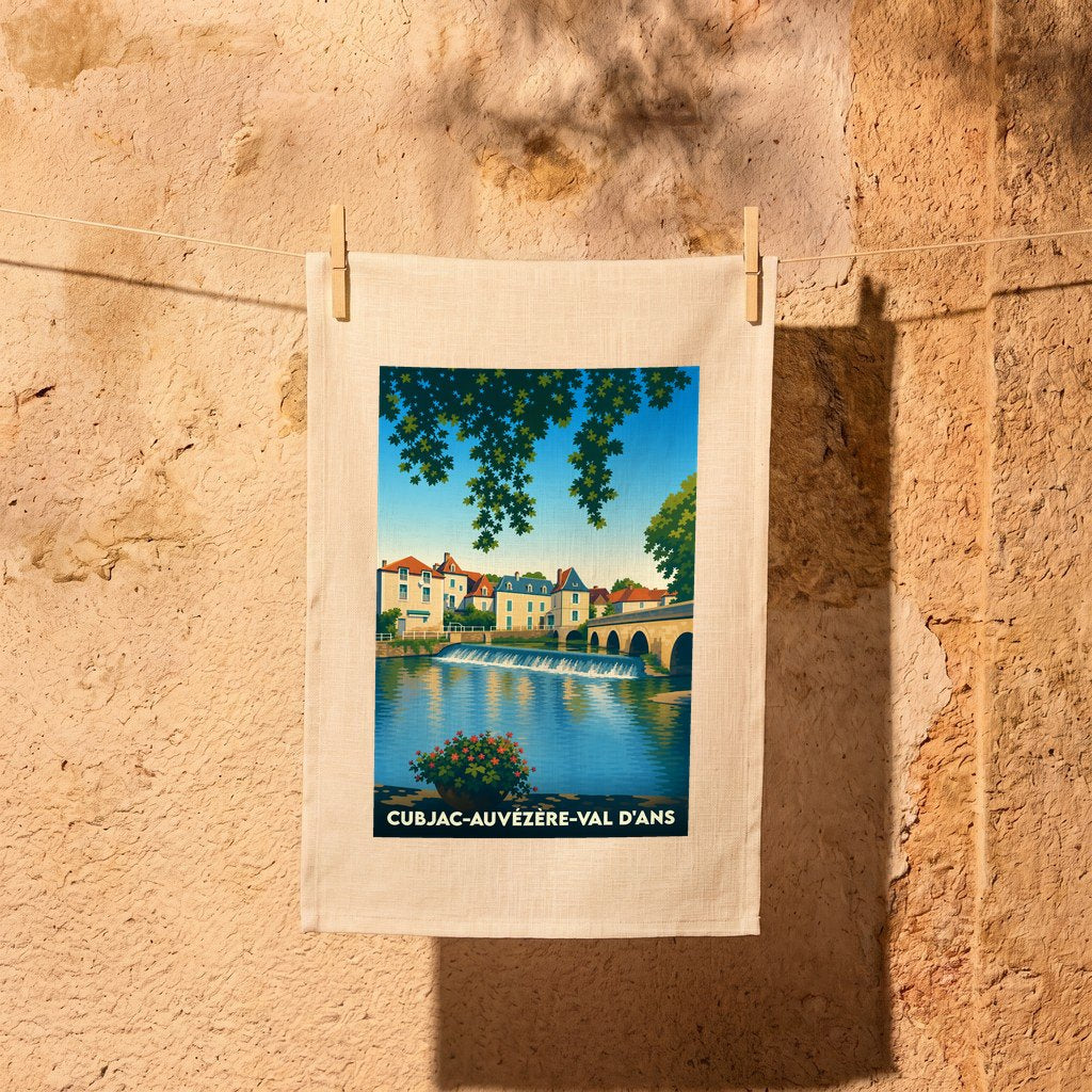 Torchon souvenir de la ville de Cubjac-Auvézère-Val d'Ans avec une illustration stylisée.