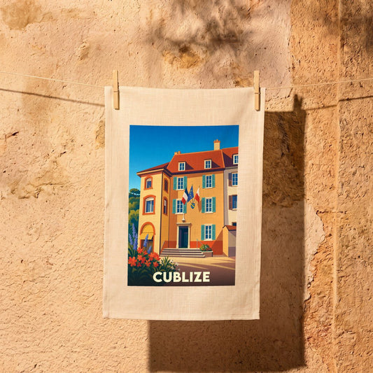 Torchon souvenir de la ville de Cublize avec une illustration stylisée et colorée de ses bâtiments emblématiques.