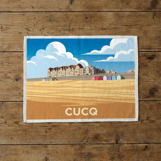 Torchon souvenir de la ville de Cucq avec une illustration stylisée du front de mer.