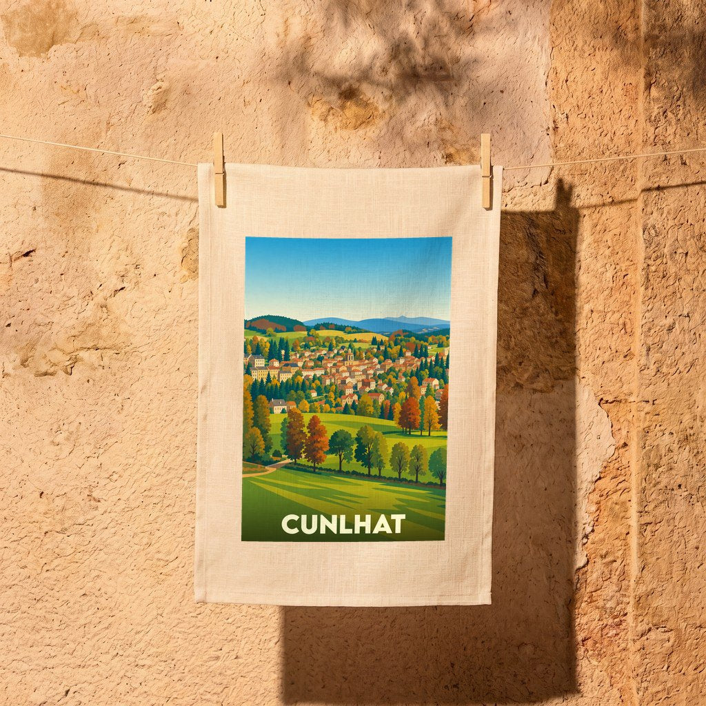 Torchon souvenir de la ville de Cunlhat avec une illustration stylisée d'un paysage vallonné.