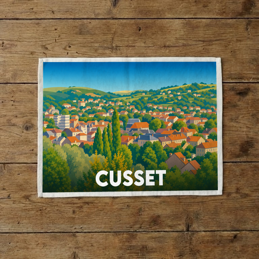 Torchon souvenir de la ville de Cusset avec une illustration stylisée de ses paysages urbains et verdoyants.