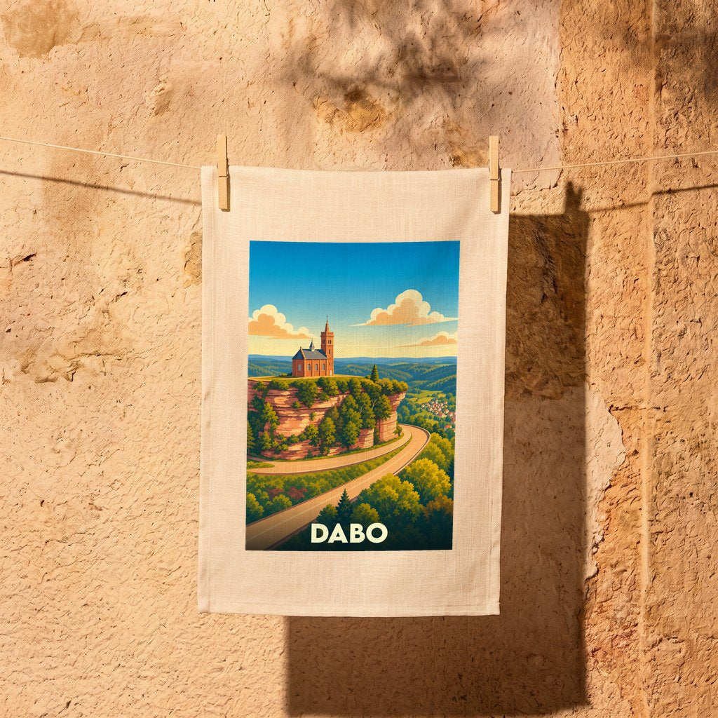 Torchon souvenir de la ville de Dabo orné d'une illustration stylisée de son célèbre rocher et de sa chapelle.
