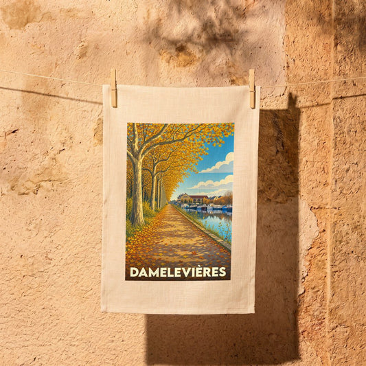 Torchon souvenir de la ville de Damelevières avec une illustration automnale stylisée.