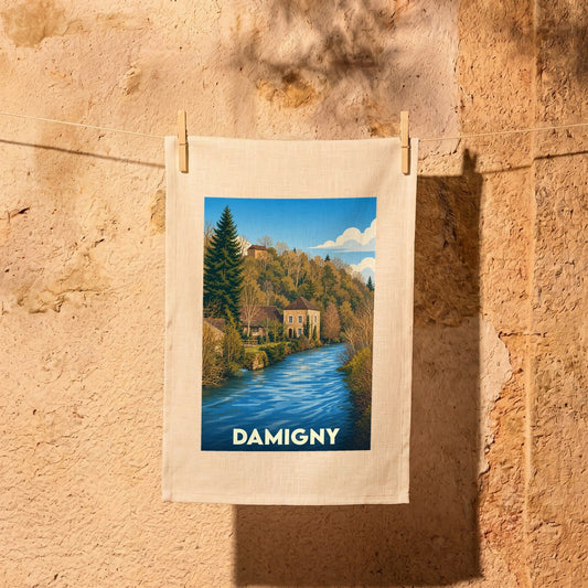 Torchon souvenir de la ville de Damigny avec une illustration stylisée d'un paysage fluvial.