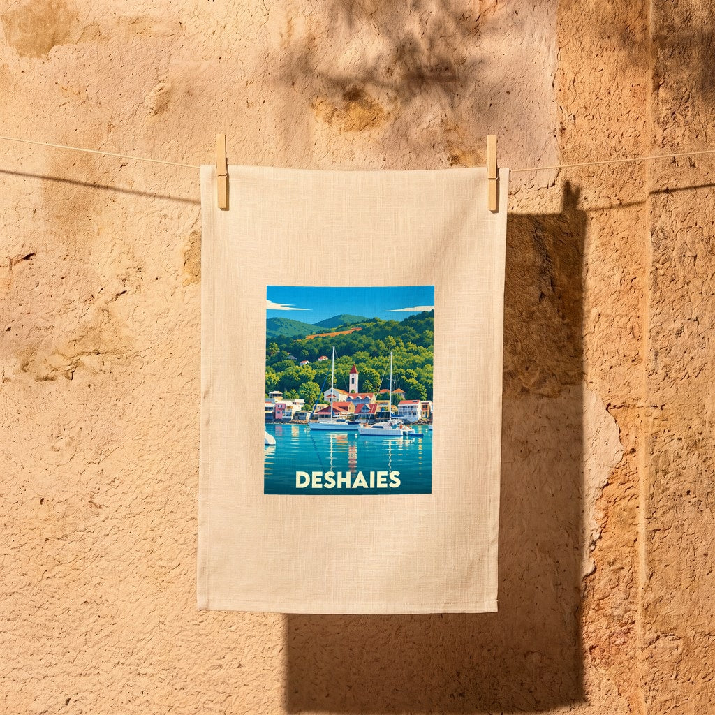 Torchon souvenir de la ville de Deshaies avec une illustration stylisée.