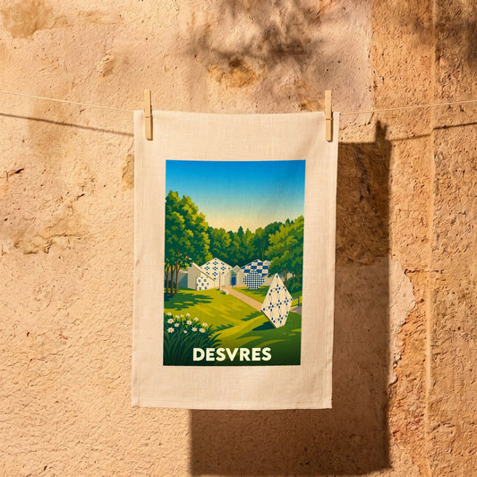 Torchon souvenir de la ville de Desvres avec une illustration stylisée et colorée.