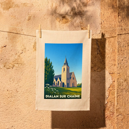 Torchon souvenir de la ville de Dialan sur Chaîne avec une illustration stylisée d'une église sous un ciel bleu.