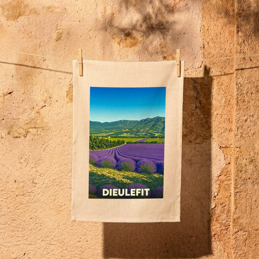 Torchon souvenir de la ville de Dieulefit illustrant un champ de lavande avec des montagnes en arrière-plan.
