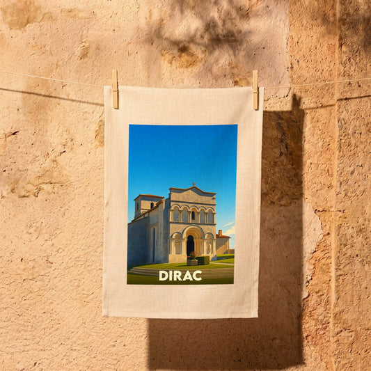 Torchon souvenir de la ville de Dirac avec une illustration stylisée de son église romane.