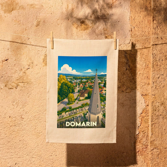 Torchon souvenir de la ville de Domarin avec une illustration stylisée d'un clocher et d'un paysage urbain.