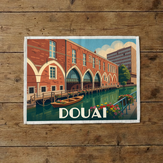 Torchon souvenir de la ville de Douai avec une illustration stylisée d'un canal bordé de bâtiments en briques.