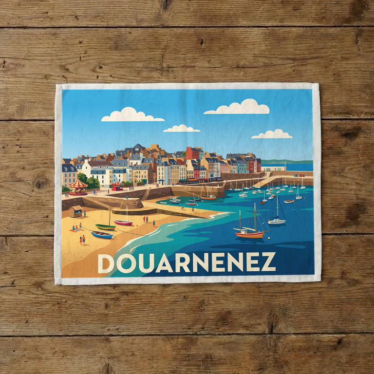 Torchon souvenir de la ville de Douarnenez avec une illustration stylisée de son port et de sa plage.