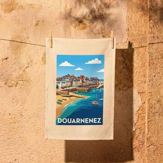Torchon souvenir de la ville de Douarnenez avec une illustration stylisée de son port et de sa plage.