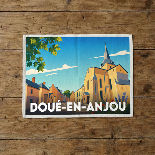 Torchon souvenir de la ville de Doué-en-Anjou avec une illustration stylisée de son église et de ses rues.