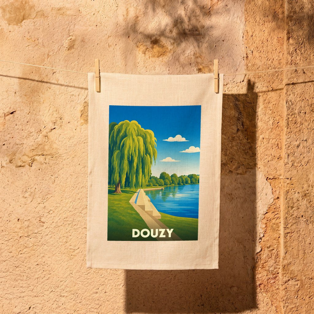 Torchon souvenir de la ville de Douzy avec une illustration stylisée d'un paysage de bord de l'eau.