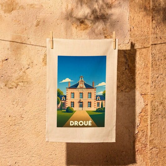Torchon souvenir de la ville de Droué illustré par un dessin stylisé de son hôtel de ville.