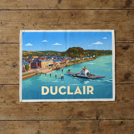 Torchon souvenir de la ville de Duclair illustré par un paysage stylisé du bord de Seine avec son bac.