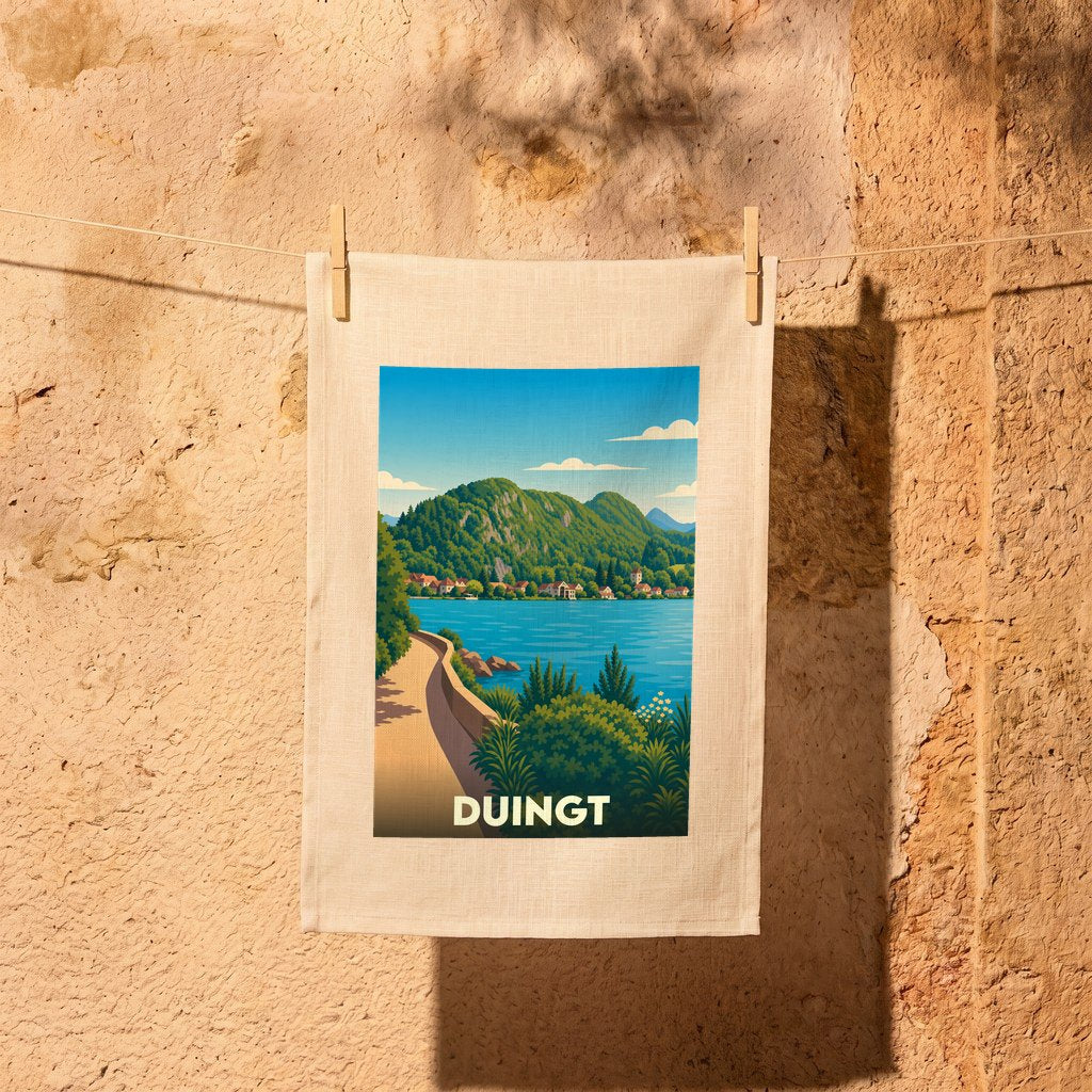 Torchon souvenir de la ville de Duingt orné d'une illustration stylisée de son lac et de ses montagnes.