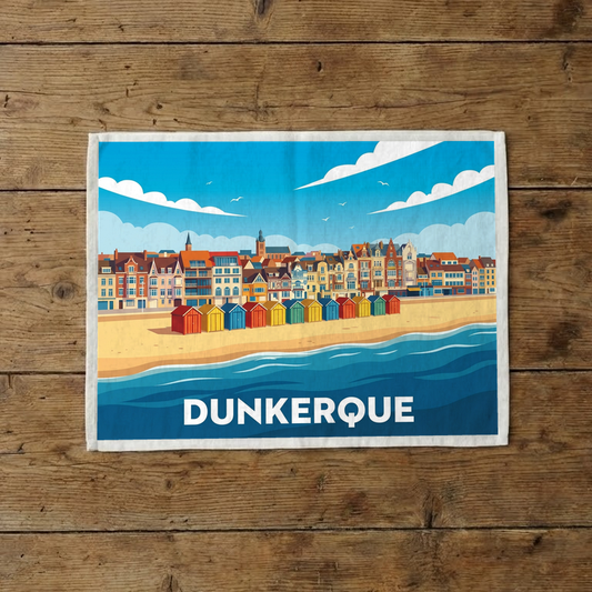 Torchon souvenir de la ville de Dunkerque avec une illustration stylisée de son front de mer et ses cabines de plage.