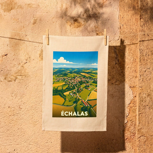 Torchon souvenir de la ville d'Échalas illustré par une vue aérienne stylisée de ses paysages vallonnés.