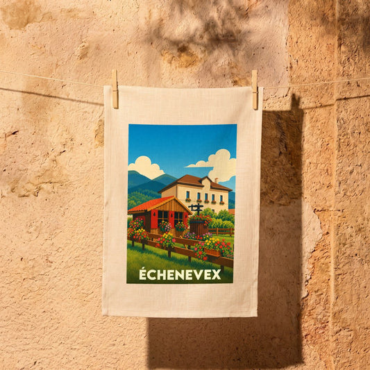 Torchon souvenir de la ville d'Échenevex illustré d'un paysage de montagne et de maisons fleuries.