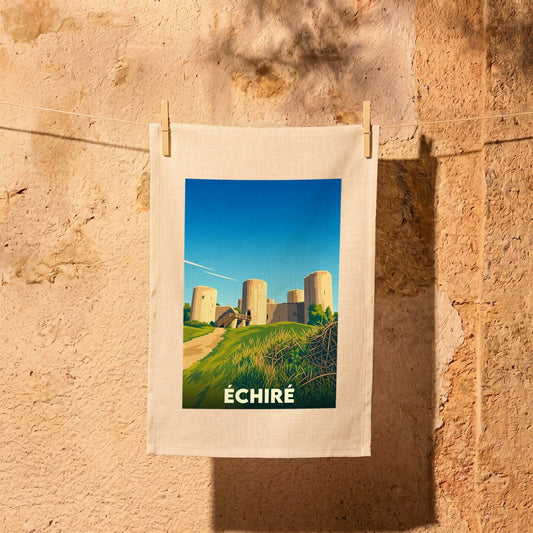 Torchon souvenir de la ville de Échiré avec une illustration stylisée du château de Coudray-Salbart.