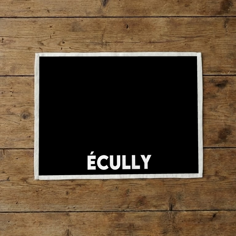 Torchon souvenir de la ville d'Écully avec une inscription blanche sur fond noir.