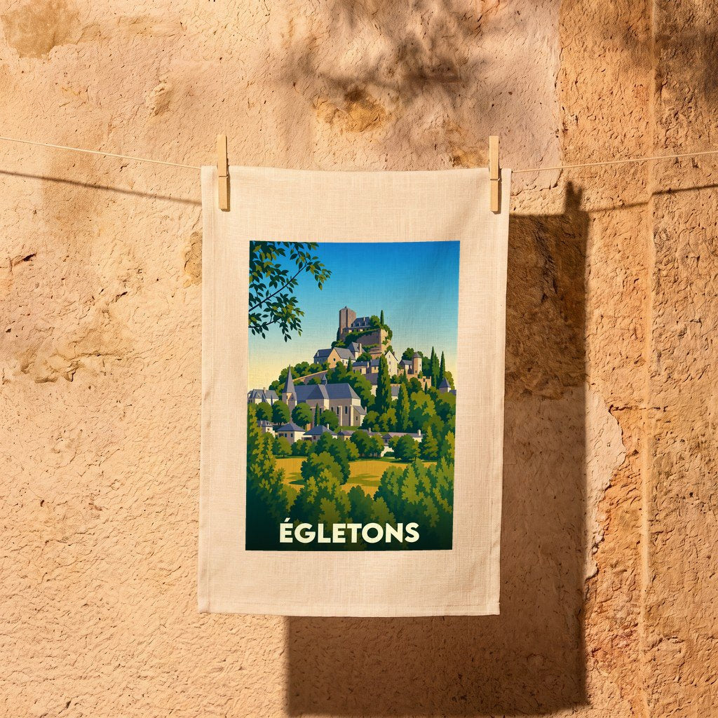 Torchon souvenir de la ville d’Égletons avec une illustration stylisée de sa cité médiévale.
