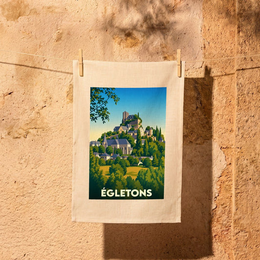 Torchon souvenir de la ville d’Égletons avec une illustration stylisée de sa cité médiévale.