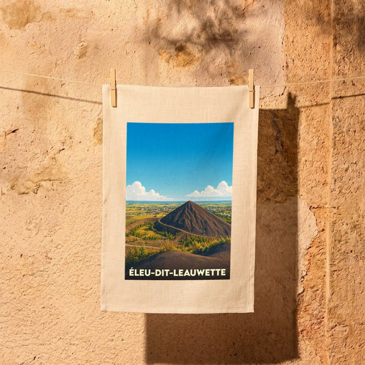 Torchon souvenir de la ville d'Éleu-dit-Leauwette avec une illustration stylisée d'un terril.