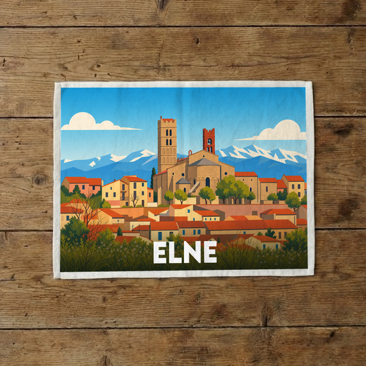 Torchon souvenir de la ville d'Elne avec une illustration stylisée de sa cathédrale sur fond de montagnes.