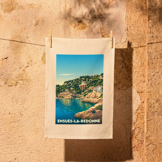 Torchon souvenir de la ville d'Ensuès-la-Redonne illustré par une vue stylisée de son littoral escarpé.