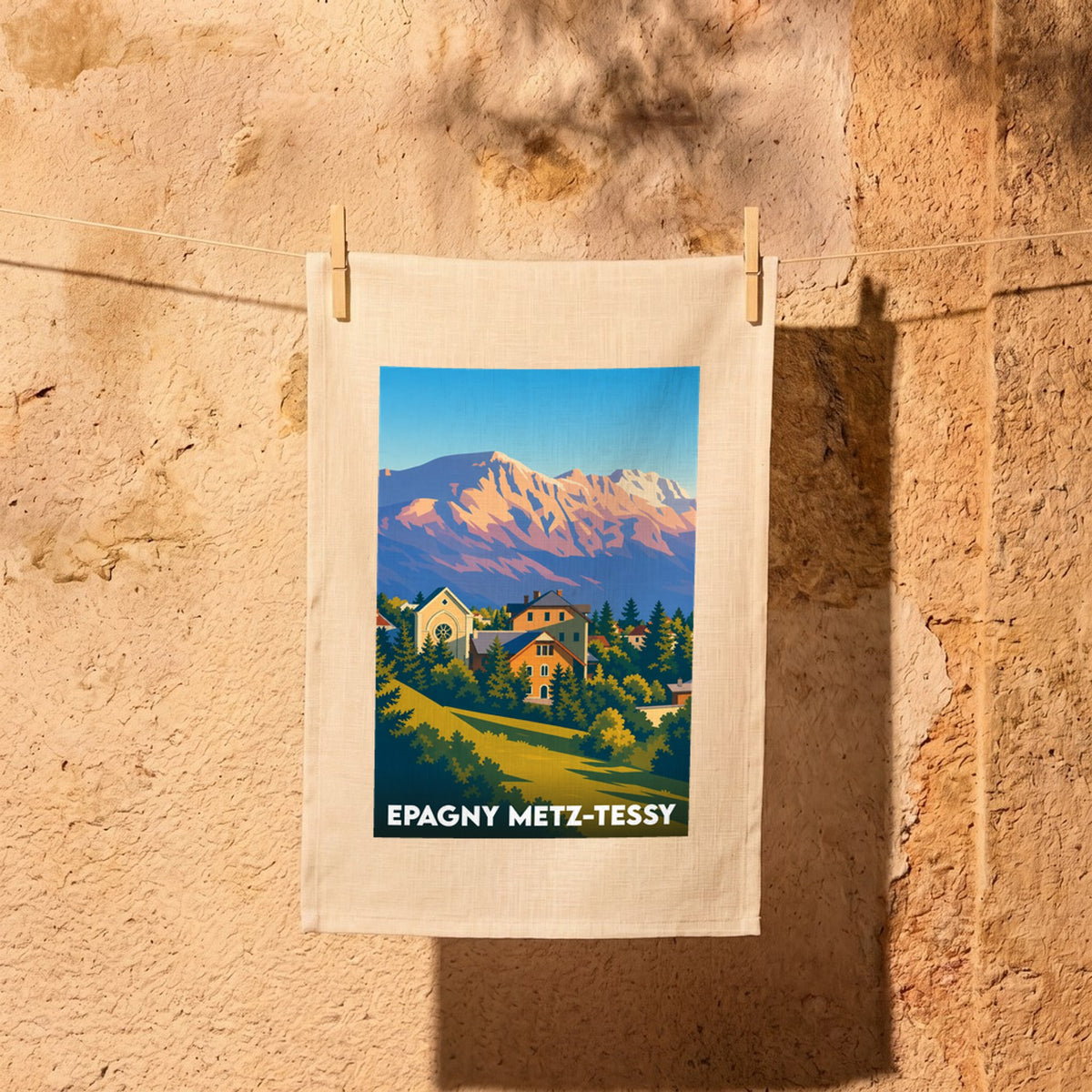 Torchon souvenir de la ville d'Epagny Metz-Tessy avec une illustration stylisée de montagne et de village.