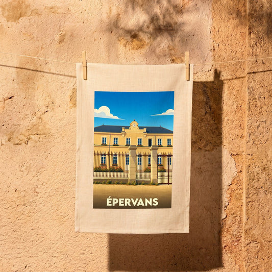 Torchon souvenir de la ville d'Épervans illustrant sa mairie au style vintage, suspendu par des pinces à linge.
