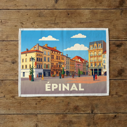 Torchon souvenir de la ville d'Épinal avec une illustration stylisée de ses façades colorées.