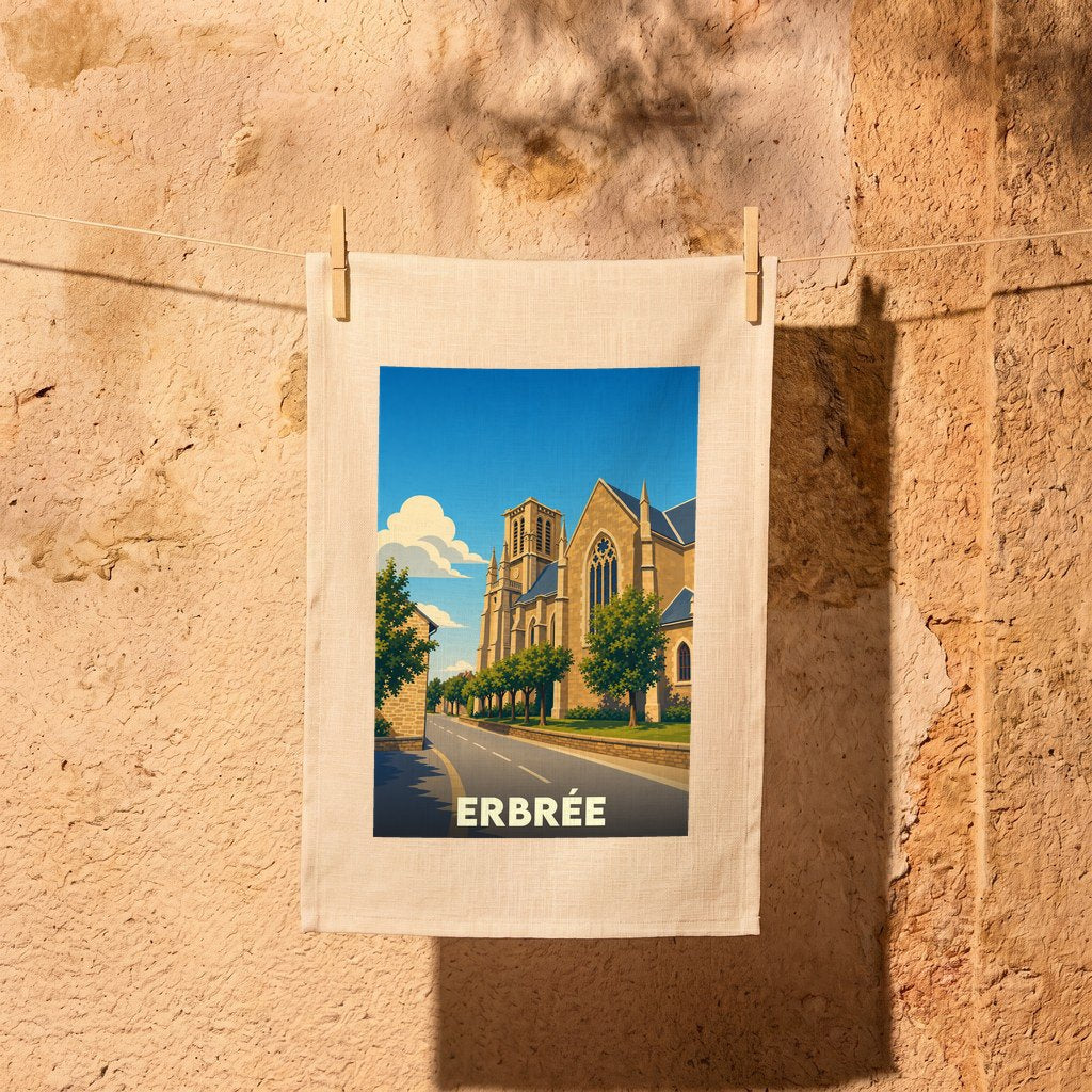 Torchon souvenir de la ville d'Erbrée avec une illustration stylisée de son église sous un ciel bleu.