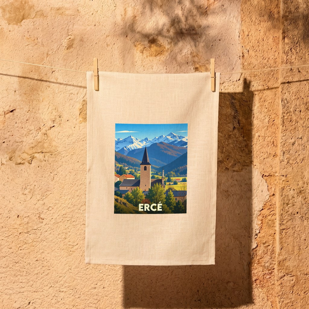 Torchon souvenir de la ville d'Ercé orné d'une illustration stylisée de son église face aux montagnes.