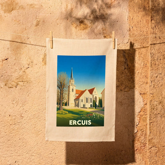 Torchon souvenir de la ville d'Ercuis illustré d'une église sous un ciel bleu.