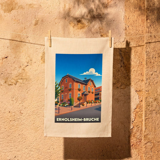 Torchon souvenir de la ville de Ernolsheim-Bruche avec une illustration stylisée d'une maison alsacienne fleurie.