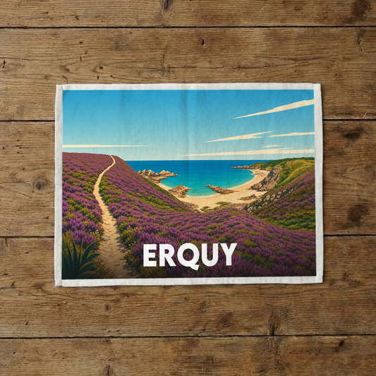 Torchon souvenir de la ville d'Erquy avec une illustration stylisée de ses landes de bruyère et de son littoral.