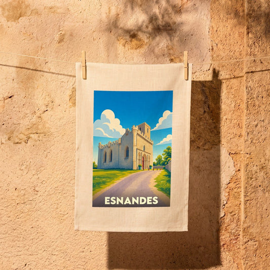 Torchon souvenir de la ville d'Esnandes avec une illustration stylisée de son église fortifiée.