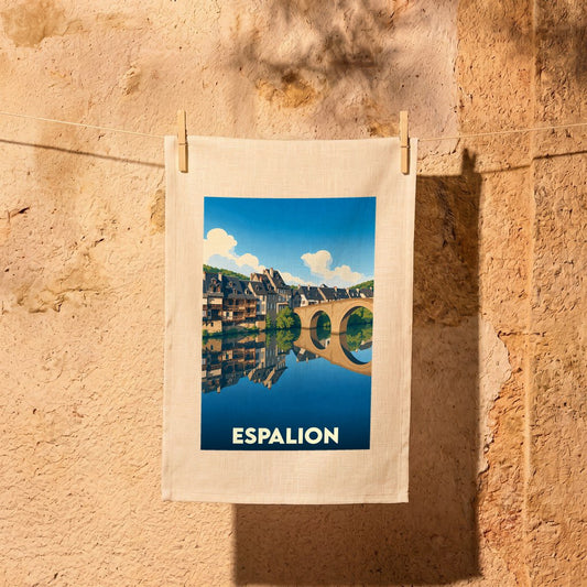 Torchon souvenir de la ville d'Espalion illustré par une vue stylisée de son vieux pont se reflétant dans le Lot.