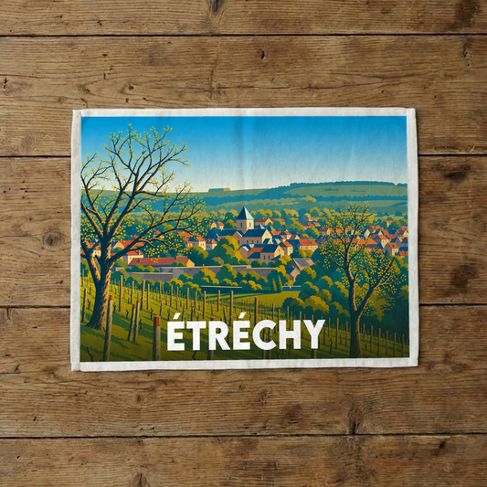 Torchon souvenir de la ville d'Étréchy illustrant un paysage de vignes et de village dans un style rétro.