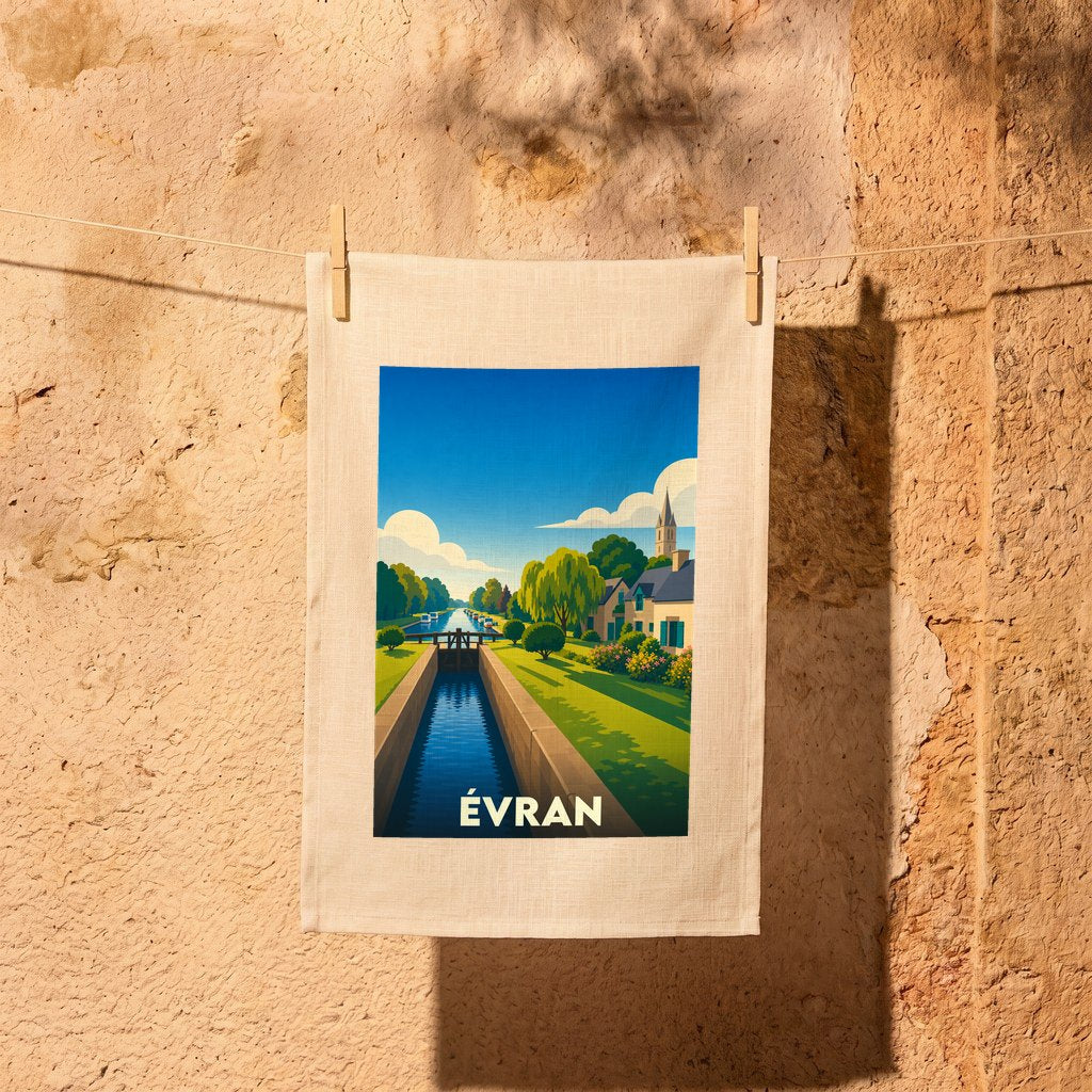 Torchon souvenir de la ville d'Évran avec une illustration colorée et stylisée de son canal.