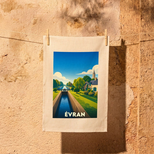 Torchon souvenir de la ville d'Évran avec une illustration colorée et stylisée de son canal.