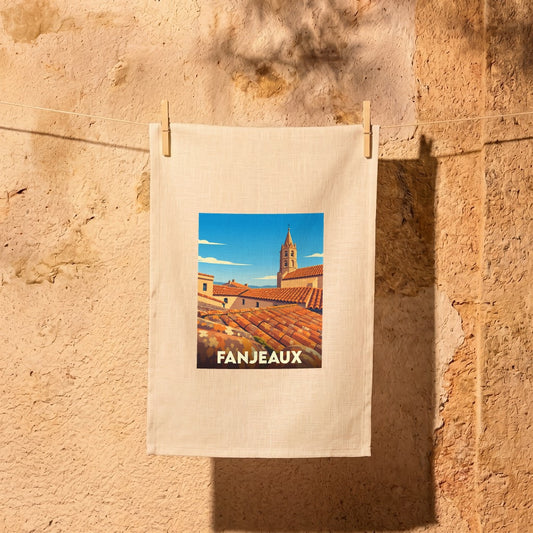 Torchon souvenir de la ville de Fanjeaux avec une illustration stylisée de ses toits et de son église.