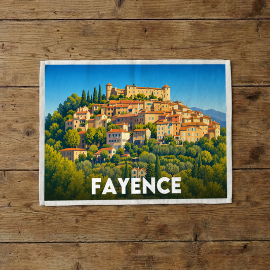Torchon souvenir de la ville de Fayence avec une illustration stylisée de ce village perché.