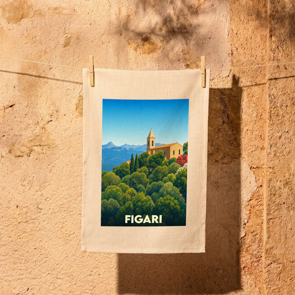 Torchon souvenir de la ville de Figari illustré par une église nichée dans une forêt verdoyante.